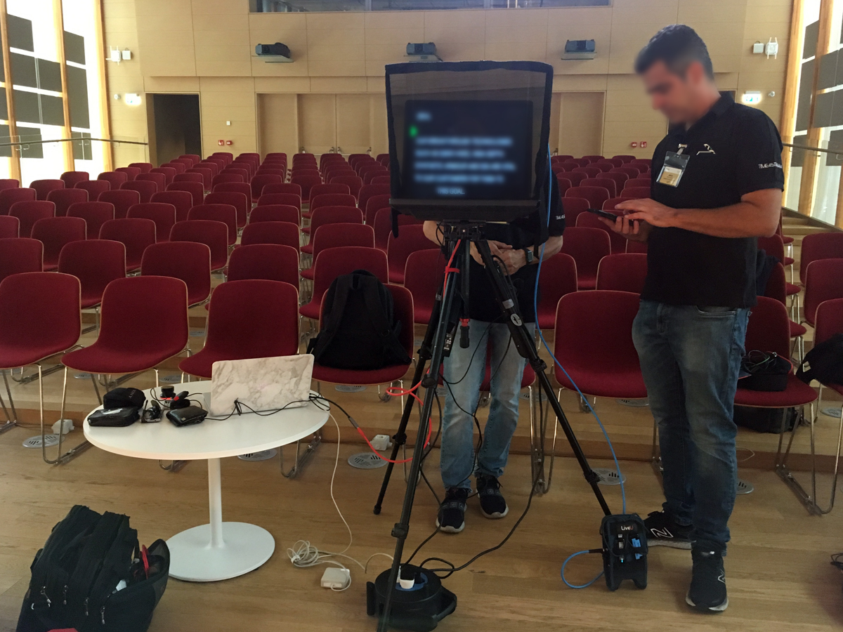 Regia e camera crew durante la ripresa di un evento live con luci di palco