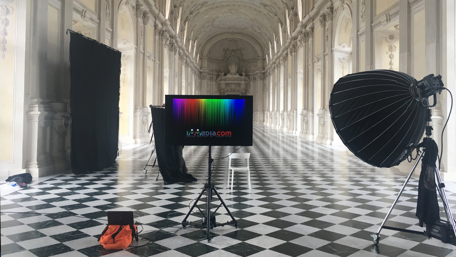 Speaker sul palco davanti a una grande platea