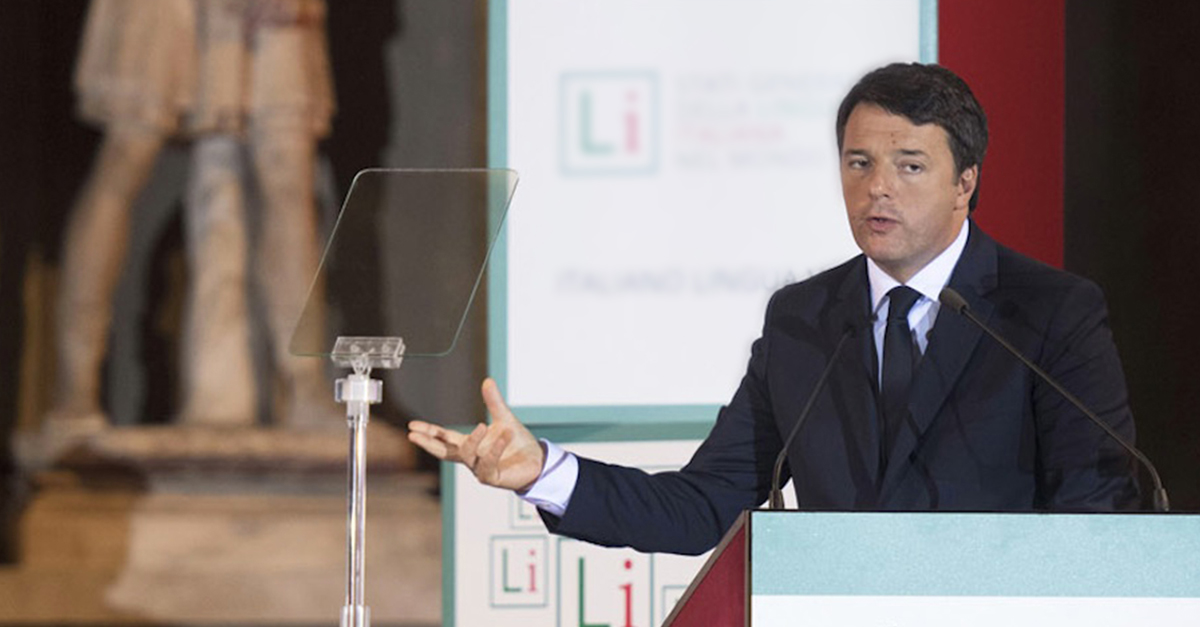Speaker al podio durante una conferenza professionale