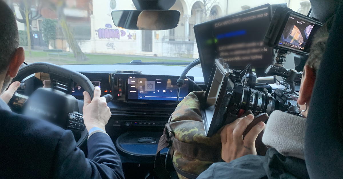 Set di produzione video con operatore e attore