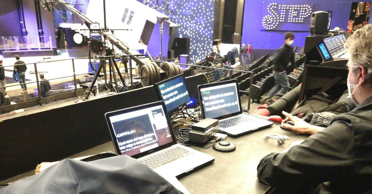 Telecamera professionale in uno studio televisivo